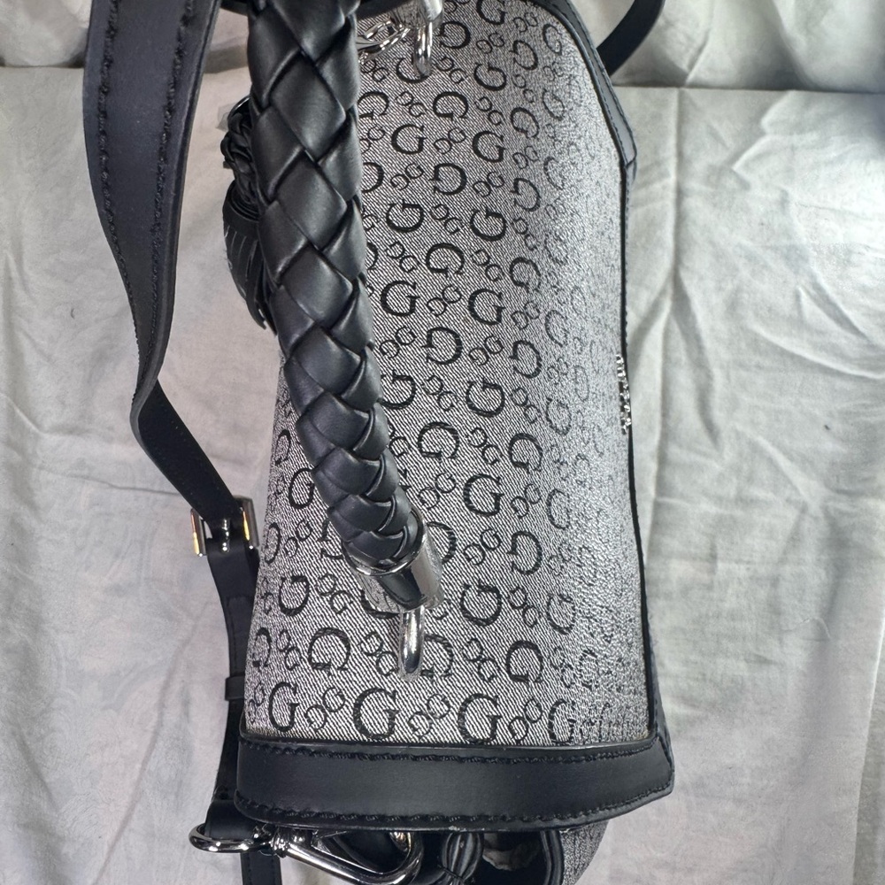 Guess - Picture 6 of 13